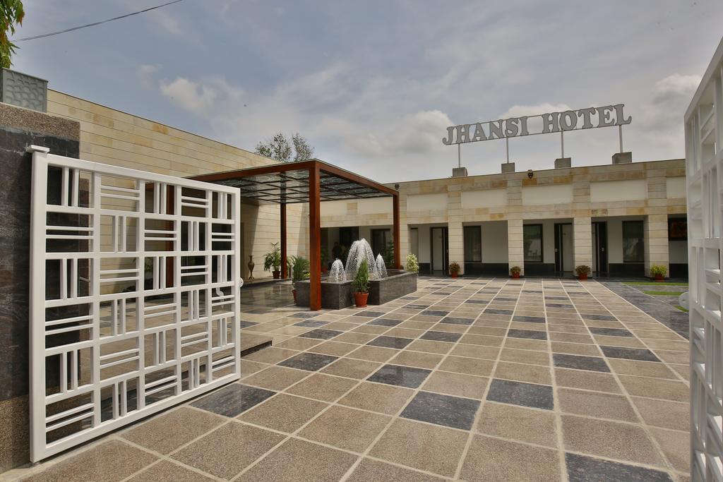 Jhansi Hotel Buitenkant foto